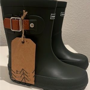 NWT Forest Green rain boots.  Toddler Size 7